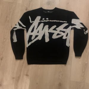 Stussy stickad - Säljer min sällsynta stussy tröja, då den inte riktigt är min stil längre. Bara fråga på om det är något! Storleken är L