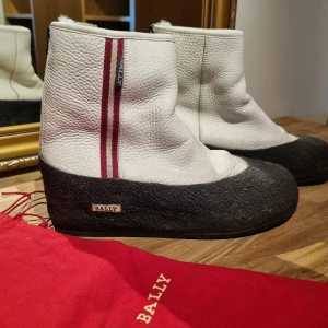 Bally kängor - Bally kängor av modell Gayle. Storlek 37, nyskick endast använda ett fåtal gånger. Kommer i original dust bag. Nypris 5000 kr. 