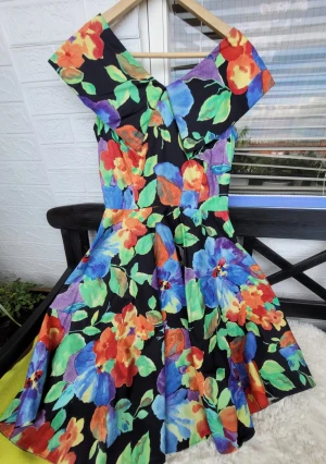 Tropic klänning i vintage stil från åttiotalet  - Tropic styl är känd som mycket levande och full av färger och elegans,  vilket är kultiverad i traditionell hawaiiansk och tropisk stil från årtionden och är väldigt igenkännlig . Om du letar efter något specielt det är det :) Jag uppmuntrar att förhandla