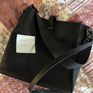 Esprit axelremsväska - Esprit axelremsväska sparsamt använd.  Två handtag med olika längd medföljer