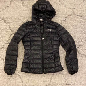 EA7 jacka - Helt fräsch och oskadd jacka för tjejer. Svart färg. Nypris ~1500kr. Passar 170cm eller kortare 