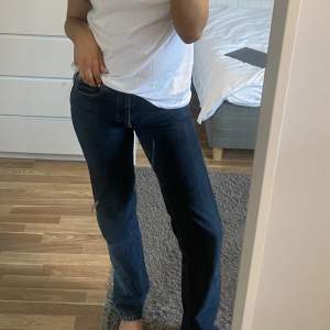 Lowrise jeans från Zara i en snygg mörk tvätt, köpta för ett par år sen så sälja nog inte längre, jättesnygg passform och väldigt långa (jag är 170 ca) men tyvärr för små för mig nu 🐾 