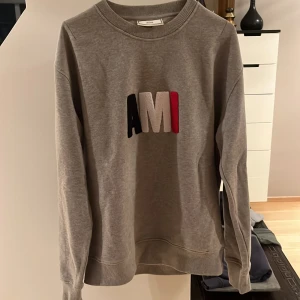 Ami tröja - Ami tröja i storlek L. Skick 10/10 Helt oanvänd Kan skickas med posten Har du vidare frågor är du välkommen att fråga! 