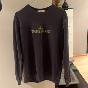 Stone island tröja - Stone island tröja i storlek S. Skick 8/10.  Kan skickas på posten och om du har vidare frågor om tröja är du välkommen att fråga!