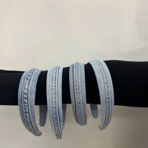 Diadem - UF företag som gör diadem. Vi har olika designs. Skulle något vara sålt men önskas så gör vi det, kan dock inte garantera 100% att alla är likadana då de är handgjorda och unika. Vi skickar såklart bild innan till er i det fallet!🩷 pris 99kr + frakt. 