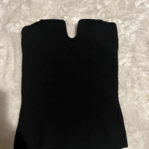 Tubtopp  - Stickad Tub topp från H&M. Strl. S, använt 1 gång så nyskick.  