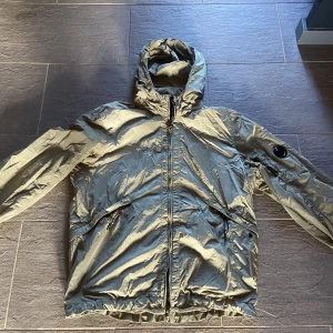 C.P COMPANY - Säljer nu min näst intill helt oanvända CP company jacka. Säljer på grund av att jag inte har användning av den. Osäker på storlek men sitter som en L/XL. Bara höra av sig vid intresse samt frågor.   Nypris 5199 kr, pris kan diskuteras   