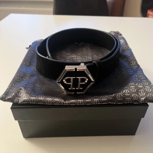 Philipp Plein belt - Philip Plein Embossed Logo-Buckle Belt Skick: 8/10 Storlek: EU 85 Pris: 2 500kr