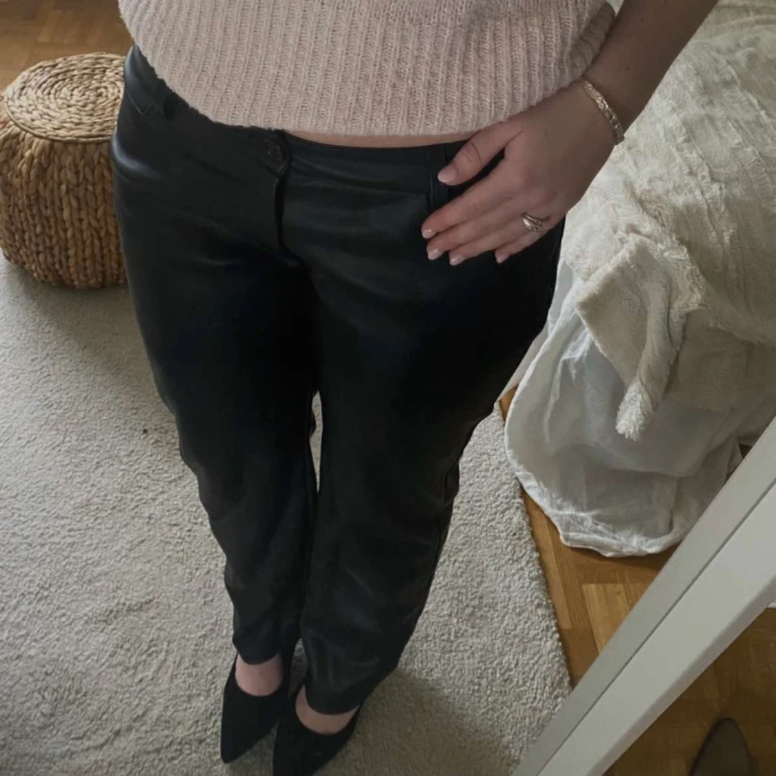 Lågmidjade läderbyxor