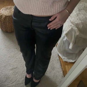 Lågmidjade läderbyxor  - Jätte snygga lågmidjade läder byxor som är passande till alla tillfällen. Storlek 40 men passar en 38🥂🍾 skriv privat för fler bilder ! 