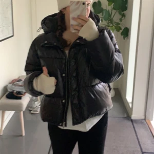 Vinter jacka från nakd  - Säljer denna fina och nästan oanvända jackan som är köpt vintern 2022. Vill köpa en ny så det är därför jag säljer den. Köpt för lite mer än 800 kr. Storlek M men passar S och L också beroende på hur man vill att den ska sitta:)
