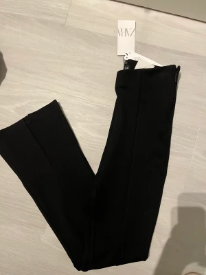 Byxa med slit  - Aldrig använda storlek M, från zara. 150kr 
