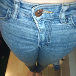 Blåa mellan tajta jeans - Inte skinny jeans men inte baggy jeans, tvättas innan de skickas Köpta för 299, använd 2 gånger och säljs pga bytt klädstil.