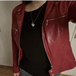 läderjacka - Röd läderjacka som inte har några deffekter! Äkta läder men satt lite tajt på mig;( 