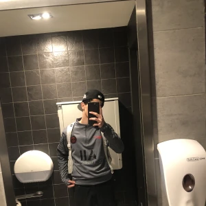 Psg tracksuit - inget fel med dem! Helt nya och med Tag o nike påse. Använt ett par gånger! 