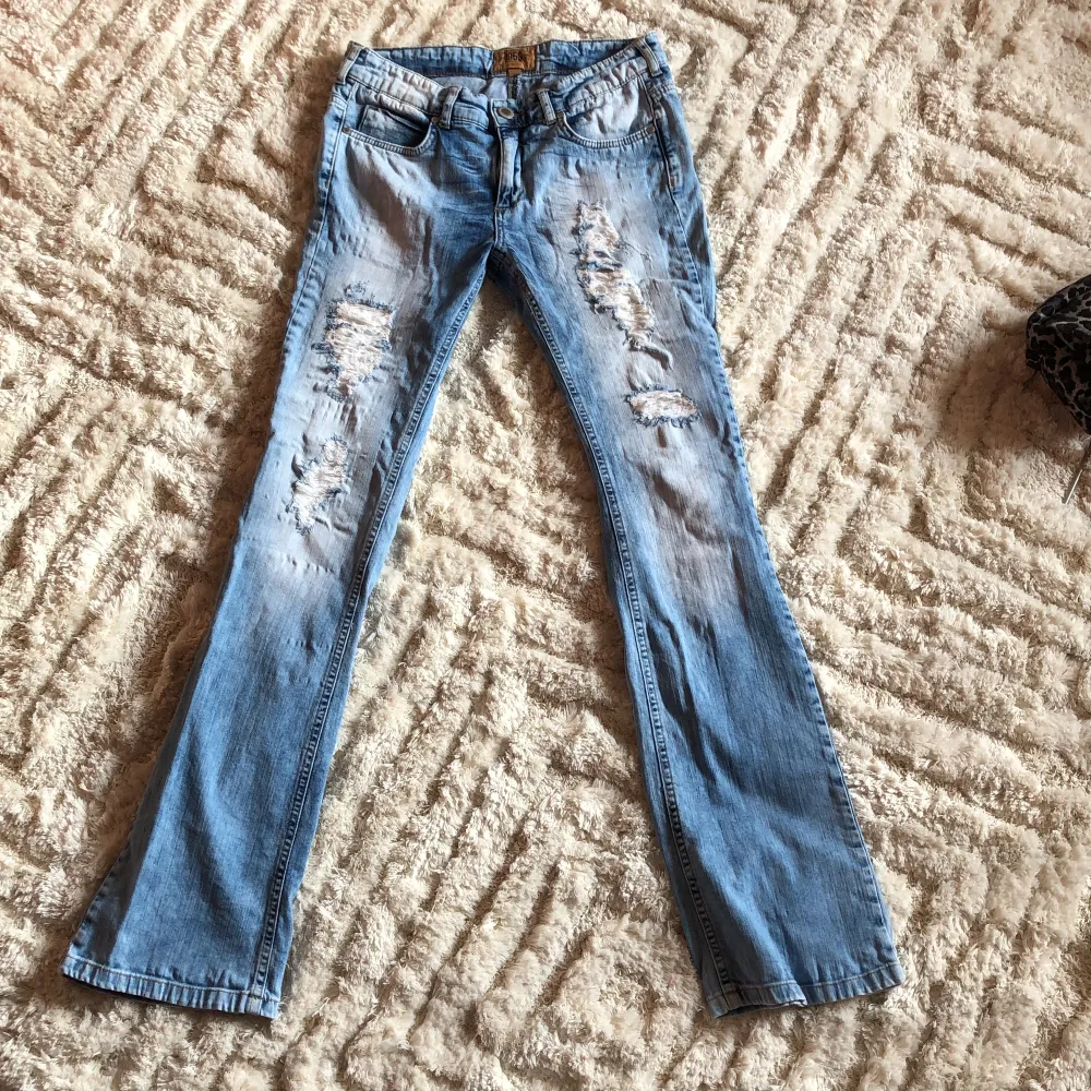 Jättesnygga blåa låga jeans som jag säljer pga dom är för stora. Det passar till både en sthlmstil outfit och även till en Y2k . Jeans & Byxor.