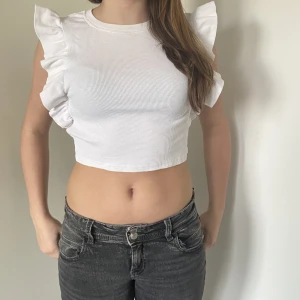 Zara blusar  - Säljer nu mina otroligt fina zara blusar för att de har blivit försmå. Säljer även en svart men fick inte plats på bild.❤️ Den vita har en volang medans de andra har två och är i storlek Xs. 25kr styck