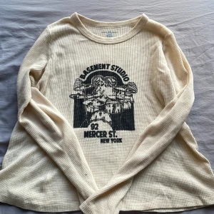Långarmad Brandy Melville tröja❤️ - Svalt och bekvämt tyg, strechigt so jag skulle säga att den är en medium.💕