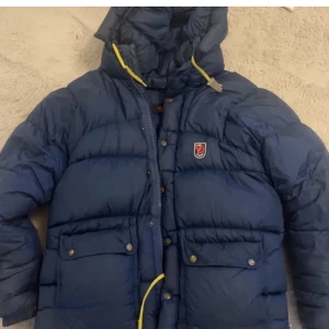 Fjällräven jacka - Säljer min fjällräven jacka i strl xs🤍 Ganska stor i storleken så passar nog bäst till M☺️