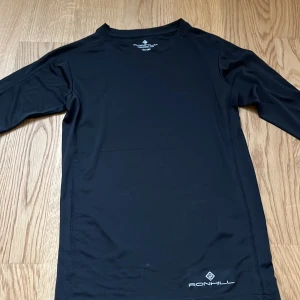 Träningströja från stadium - En tight träningströja från ronhill köpt på stadium. Aldrig använt då den är för liten för min lillasyster. Kommer rolla allt katthår innan den skickas💓