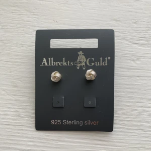 Örhängen - Oanvända örhängen i silver från Albrekts guld. Osäker på om det är äkta silver och om dom är nickelfria! Köparen betalar frakten!