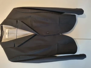 Hope Svar kaval 36 - Svart kavaj från Hope Storlek 36 Nytvättad hos kemtvätt Kortare bak vilket ger en fin figur 