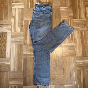 Grå Jack & Jones jeans i bra skick. Rak passform med en snygg wash. Storlek 31/32