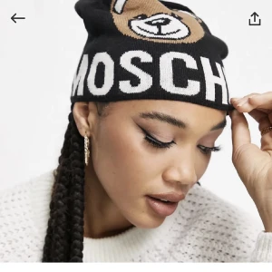 Äkta mochino mössa - Ny skick, använd få tal ggr, ingen användning utav den. 