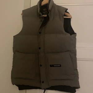 Canada Goose väst - En grön canada goose väst i storlek S i grön t
