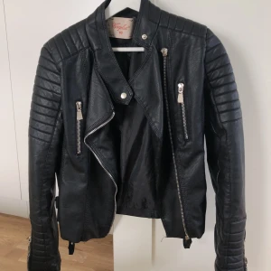 Skinnjacka - Skinnjacka från Voyelles i storlek 40, dragkedja funkar halvt om halvt. Säljes pga för stor för mig