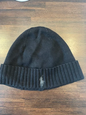 Polo Ralph Lauren Mössa - Säljer en Ralph Lauren mössa- Storlek Onesize-Nypris 795kr-Mitt pris 399kr- Använt 1 vinter- inga skavanker eller skador alls-skick 10/10-Köpt från Ralph Laurens egna hemsida-Hör av er vid minsta fundering, fler bilder mm.!
