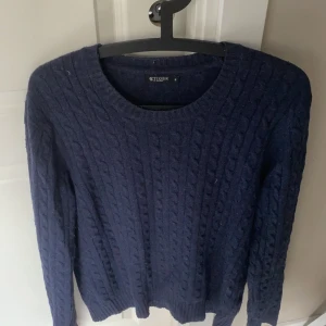 Tiger of sweden stickad tröja  - Fin kabelstickat tröja från tiger of sweden  i 9/10 skick  Nypris 1500kr  Marin blå  Hör av er om de finns några frågor😁 