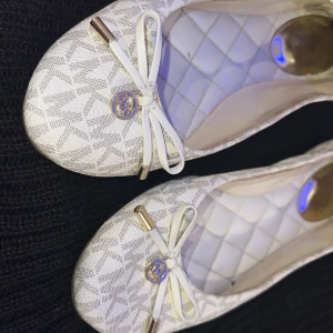 Michael kors ballerina skor  - Michael kors skor stl 36. Använda men mycketgott skick.