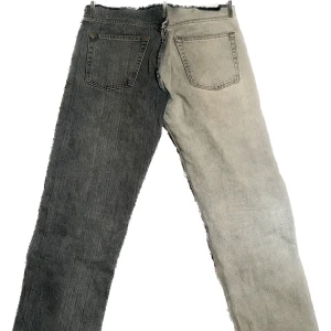 Maison Margiela Jeans - Unika Maison Margiela Jeans köpta för 4900kr.   Rak passform  Skriv för fler bilder!
