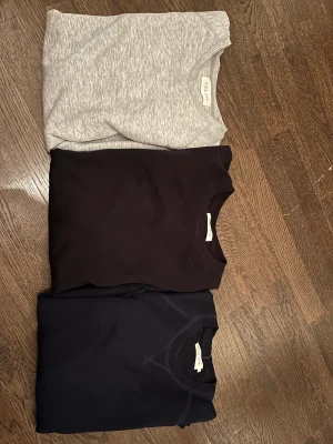 Basic tröjor/byxor  - Tröjorna storlek M 100kr Byxorna storlek S 100kr