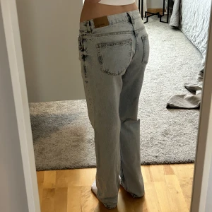 Gina Straight Jeans - Jeansen är storlek 34 och har en straight fit. Använda någon gång så vill därför sälja dom!