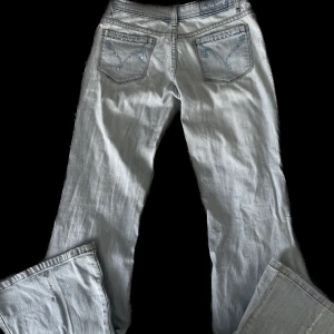 Lågmidjade jeans  - Super snygga (flared/lowwaist) jeans😍 innerben 80 midja 38 tvärsöver fråga om fler bilder!  (lite sönder på sidorna men går att fixa)