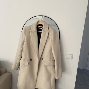 Beige kappa MANGO  - Beige kappa. 