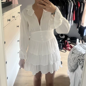 Klänning  - En såå fin klänning ifrån Zara! Älskar denna men har inte haft tillfälle till att använda den, den är därför i nyskick. Passar mig i längden som är 165cm men den är ganska kort i längden. 💖💖nypris är runt 500kr, mitt pris är 300 pga. aldrig använd 💕💕