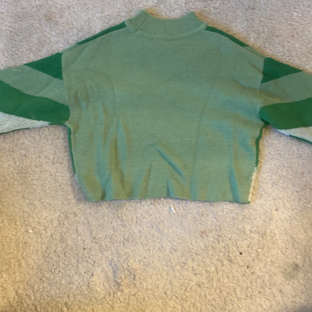 Superfin grön tröja med fjärils mönster. Välanvänd och väldigt bekväm och skönt matrial!. Tröjor & Koftor.