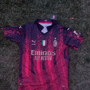 AC Milan Tröja - Säljer min feta AC Milan tröja. Den är helt ny. Säljer den pga fel storlek. Dm vid frågor eller bilder. Pirset kan diskuteras.💯