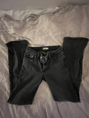 Lågmidjade jeans - Säljer mina lågmidjade jeans från Gina tricot. Säljer på grund av att dem inte sitter så bra på mig. Skriv till mig om du har några frågor!💞