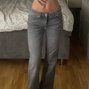 Gråa jeans  - Jättesnygga gråa jeans som är helt nya, aldrig använda🙌 finns alltså inga defekter 😇