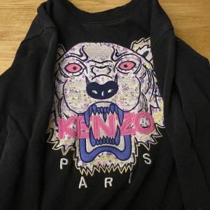 Kenzo tröja  - Jag vill gärna få av men denna för att jag använder inte den lika mycket och den är en gammal model för hittar inte de längre så om ni är intresserade av den melila