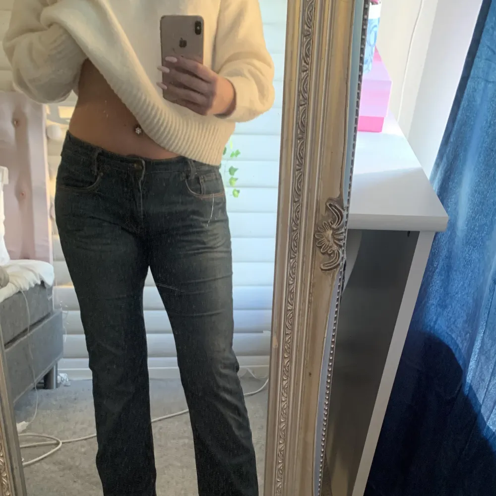 trendiga lågskurna jeans jag köpt second hand🤍 står ingen storlek men skriv så skickar jag mått!. Jeans & Byxor.