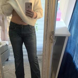 trendiga lågskurna jeans jag köpt second hand🤍 står ingen storlek men skriv så skickar jag mått!