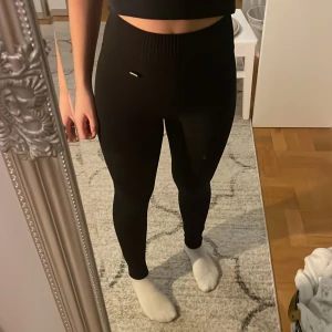 Träningstights!  - Träningstights ifrån stronger! Nästintill oanvända, syns inte att dom har använts. Jag är 162cm och dom passar bra! Nypris-700kr