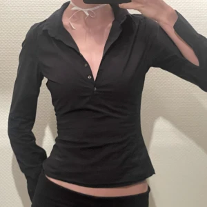 Svart figursydd skjorta - Så snygg figursydd skjorta! Perfekt inför hösten/ vintern. Står inte storlek men passar S. Skriv för frågor eller om du vill diskutera pris <3