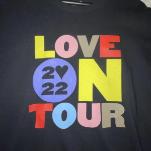 LOVE ON TOUR 2022 TRÖJA - Säljer min LOT tröja som köptes på hans konsert i Stockholm förra året, då den inte används. Storlek: L Använd: 1-3 gånger Priset kan diskuteras! 