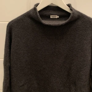 Så fin stickad polo från Filippa K - Så fin stickad polotröja från Filippa k. Den är i ull och så varm och mysig! Färgen är svår på bild men den är mörkgrön/svartgrå. Passar XS-M